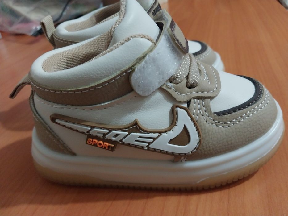 Детские кроссовки. Размер 18