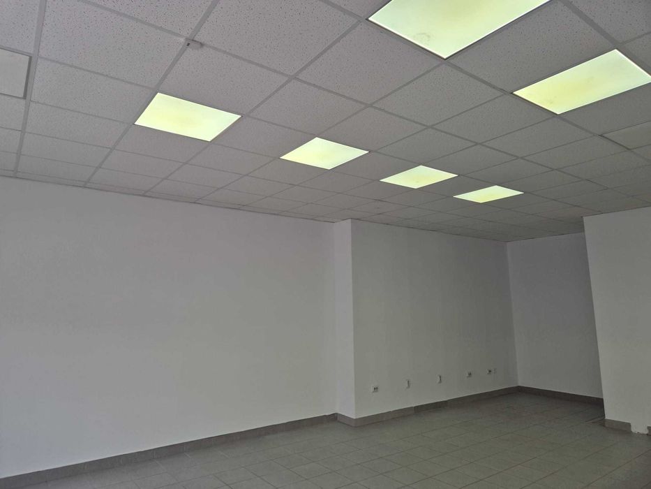 inchiriez spatiu comercial 66 mp Brasov in cartier blocuri  la strada