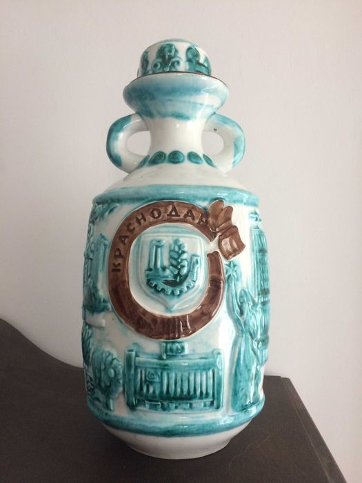 ваза  порцелан от  80- те  години