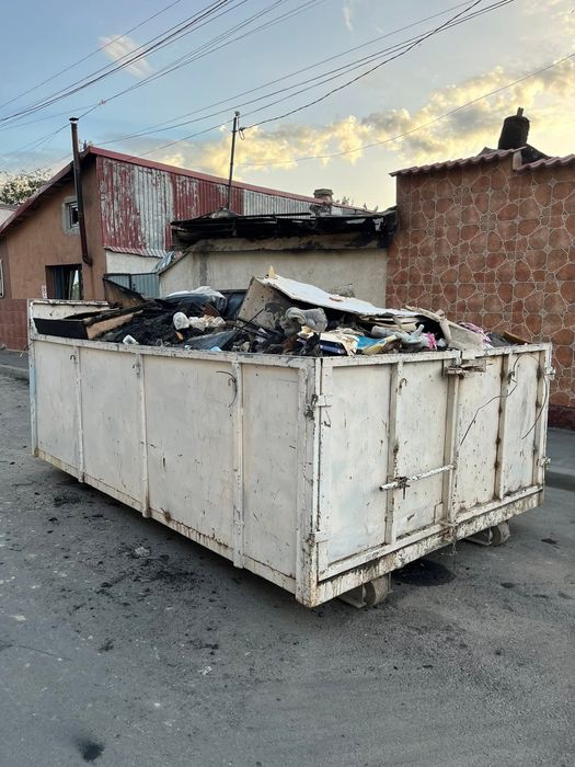 Transport moloz gunoi bena detasabila container Demolări Debarasari