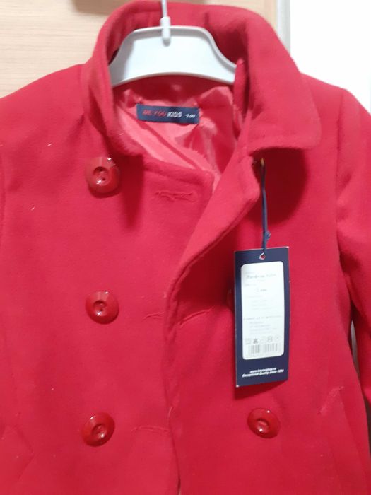 Vand pardesiu nou fete 2-3 ani, culoare rosie, 35 lei