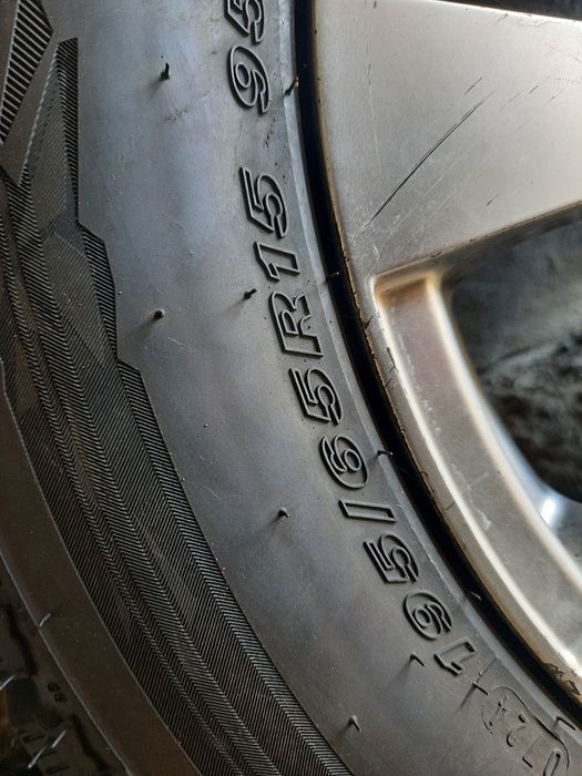 Продам комплект зимней резины с дисками