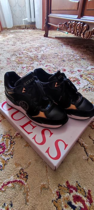 Женские кроссовки Guess