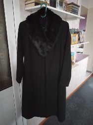 Стильное черное пальто