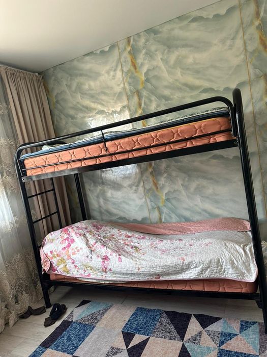 Диван и двухярусный кровать