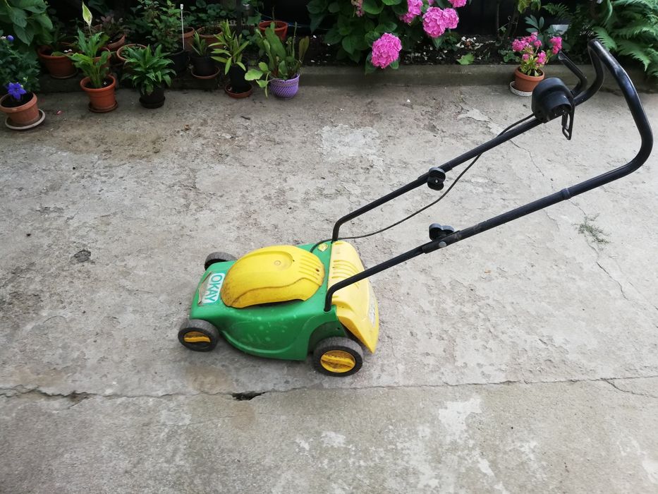 Mașină electrică de tuns iarbă