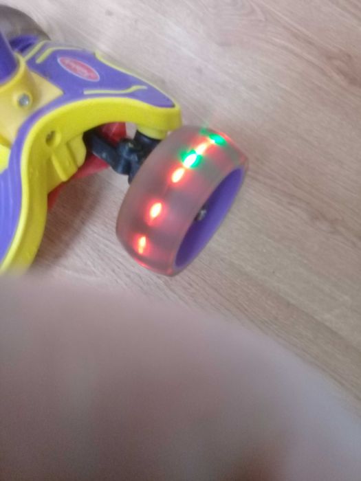 Трехколесный самокат со светящимися колесами