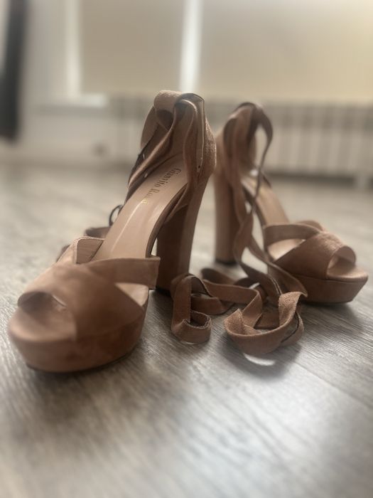 Босоножки замшевые