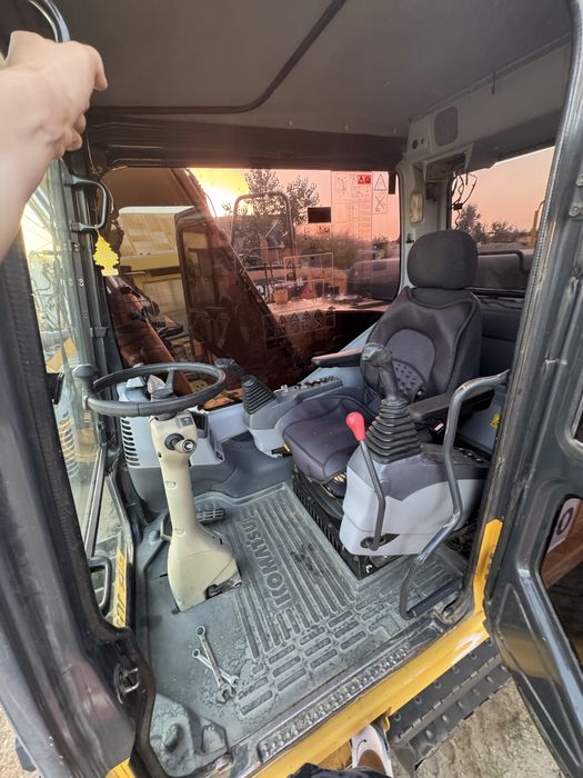 Excavator komatsu pe roți