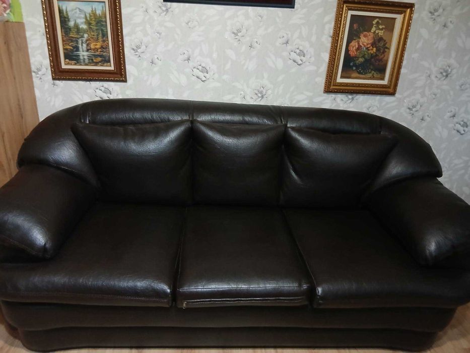 Кожен диван с две табуретки