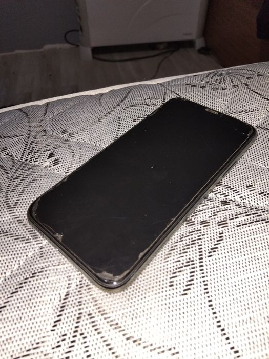 Продавам своят айфон поради закупуване на по нов модел давам го със два калъфа два чифта слушалки телефонът винаги е ползван със какъв и протектор