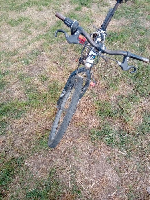 Vând sau schimb bicicletă buna de funcționare problema este că trebuie refăcut frâna din spate in rest merge foarte bine frâna din față prinde bine
