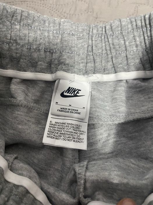 Pantaloni Nike Tech