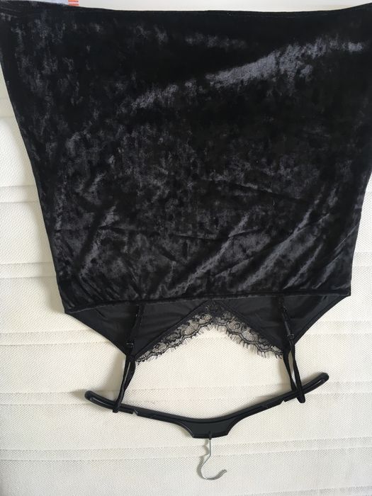 maieu din catifea neagra cu dantela