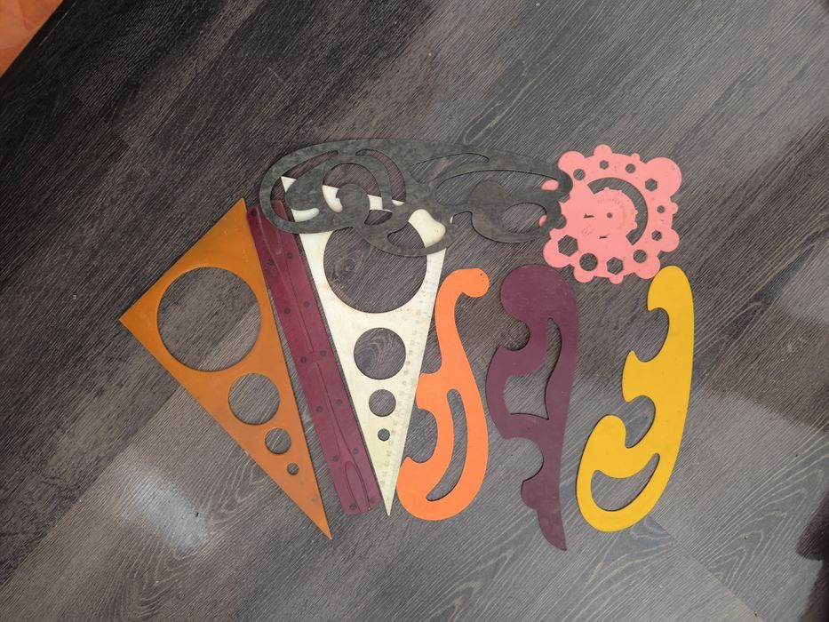 ЛИНЕЙКИ  геометрические и РАСЧЁСКИ