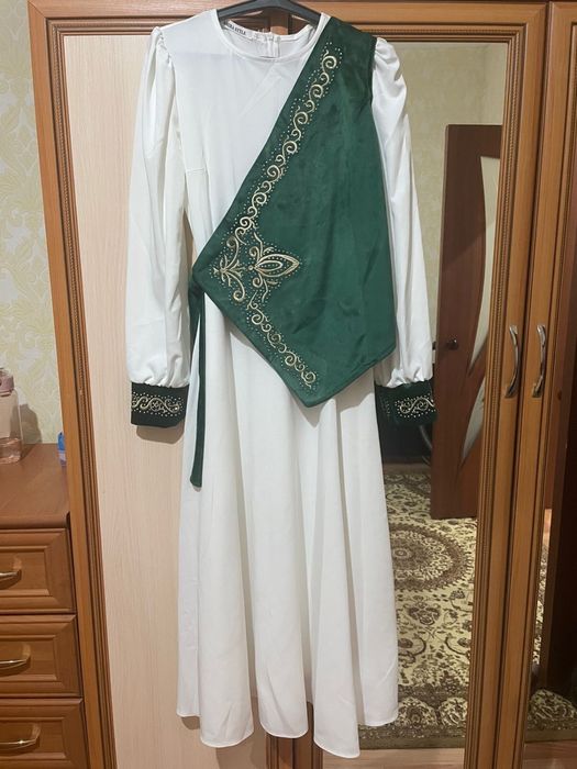 Женское платье с орнаментом