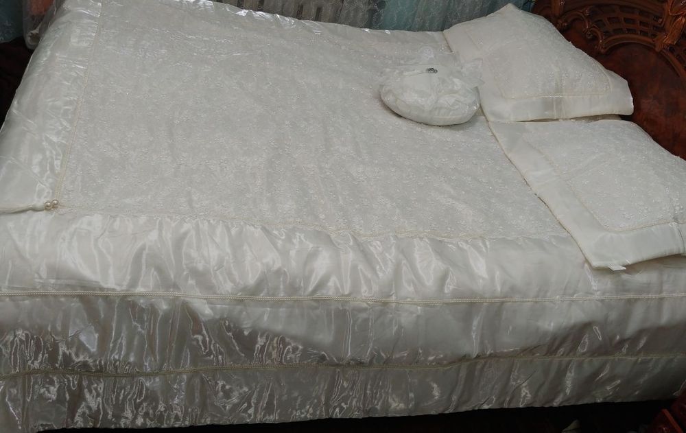 Karavatga pastelniy belyo