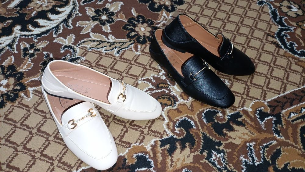 Новые женские лоферы бежевые и чёрные 40-41 размер