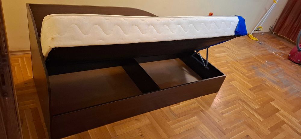 Продавам ъглово легло с ракла и механизъм + матрак 82/190 см