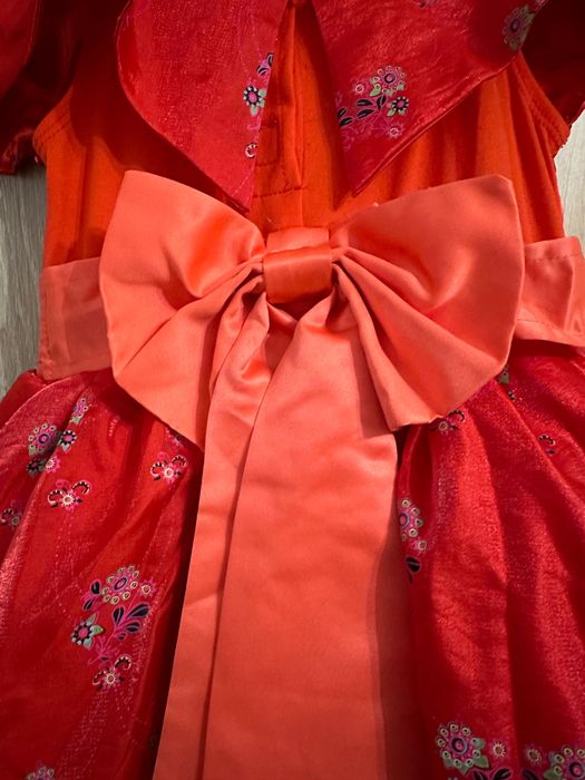 Rochie roșie elegantă pentru o fată. Disney Parks, varsta de 6-7 ani