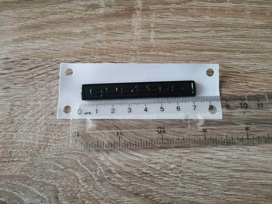 Audi Quattro черен гланц малък размер емблема