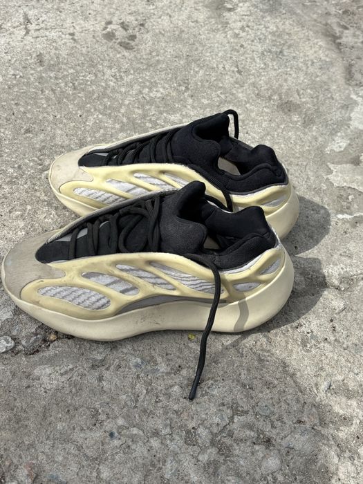 Кросовки адидас изи 700