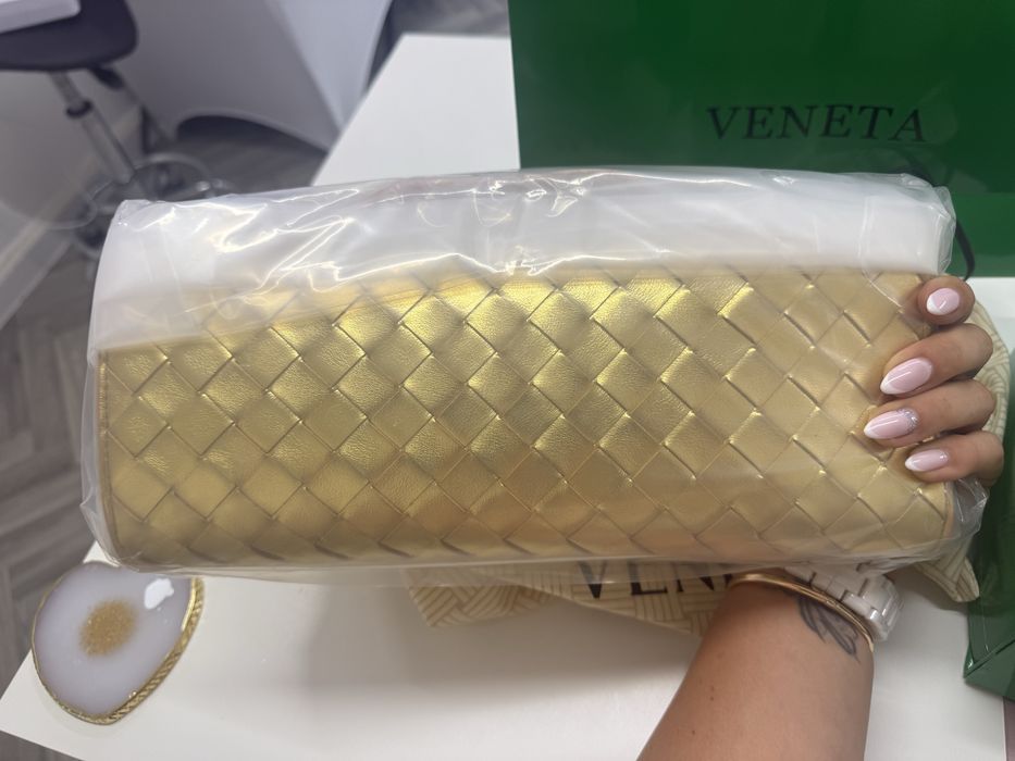 Чисто нова златна чанта Bottega Veneta