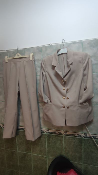 Costum dama mărime 44 și bustiere 6 buc