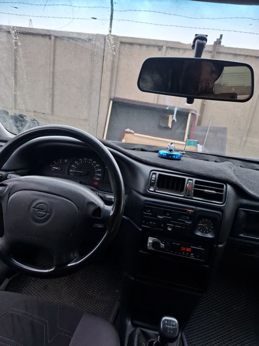 Продам МАШИНУ опель вектра 1989г