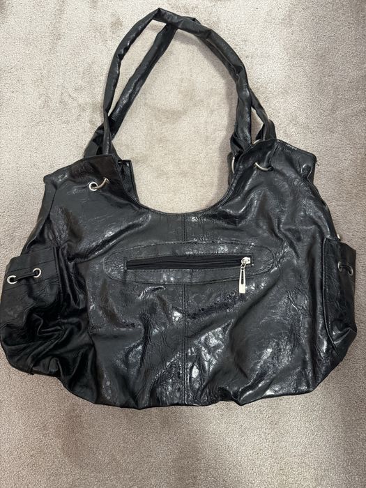 Елегантна,черна дамска чанта с лачен ефект