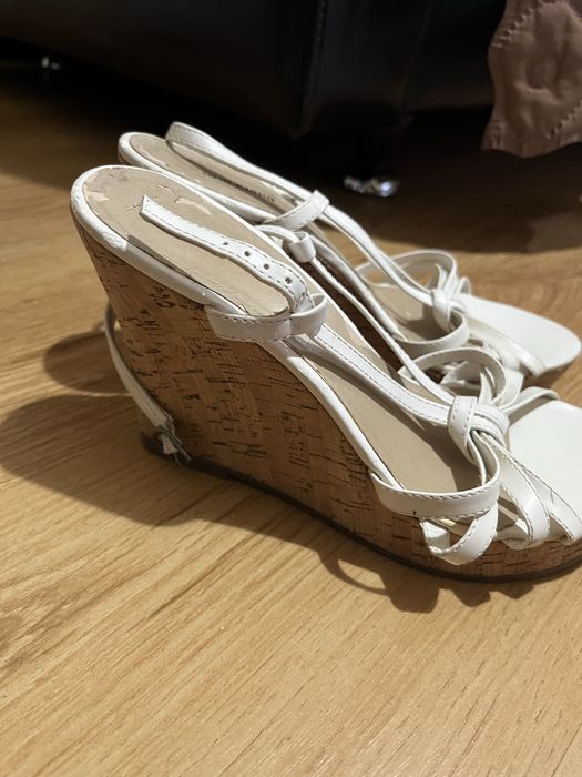 Дамски токчета БЕЛИ