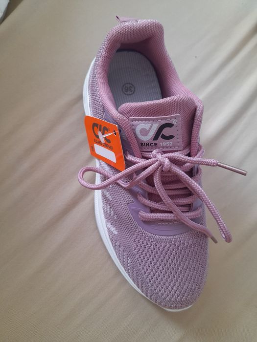 Adidaşi damă nefolosiți