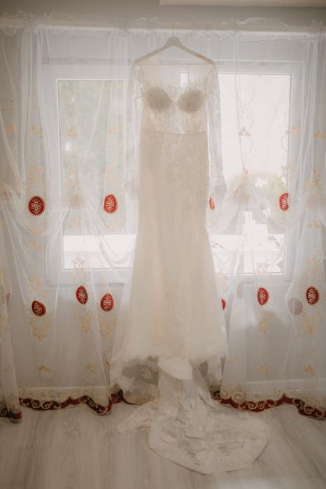 Rochie de mireasa tip sirena cu dantela voal inclus in preț.