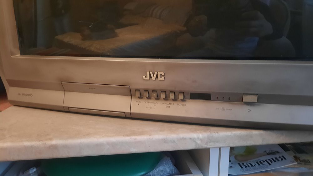 Телевизор JVC в рабочем состоянии