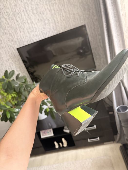 Продам полуботинки на каблуке,