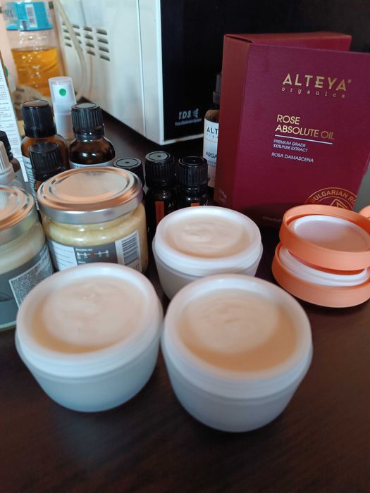 Био, домашен крем за лице с розов абсолют