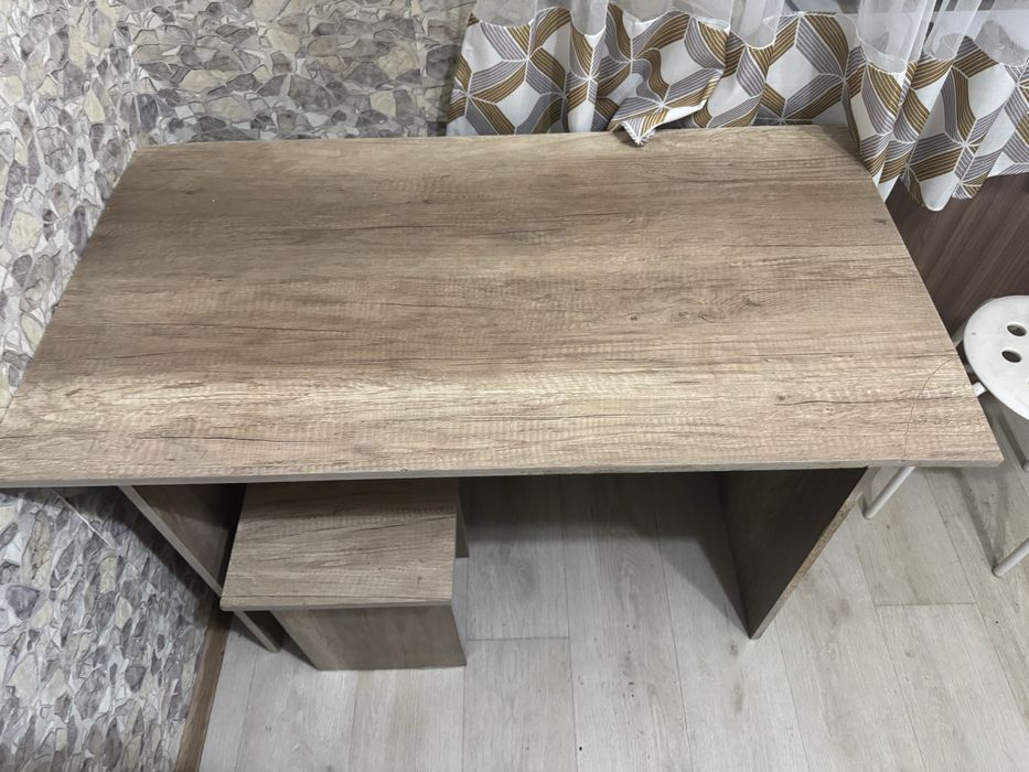 Продам стол с двумя табуретками