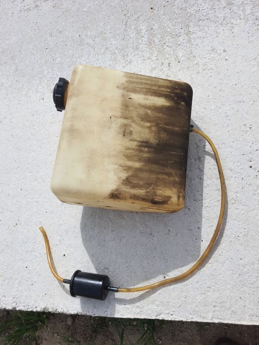 Rezervor tractoras gazon 
Capacitate peste 5 litri.
Prindere pe latera