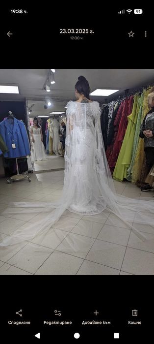 Различна булчинска рокля