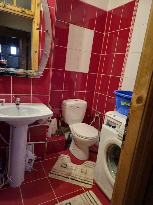 Vând apartament cu 3 camere, decomandat, în suprafață de 70 mp situat în zona centrala