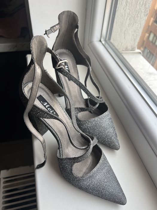 Vand pantofi stiletto cu toc purtați o singură dată