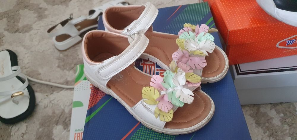 Детская обувь отдам за 6000. Для девочек