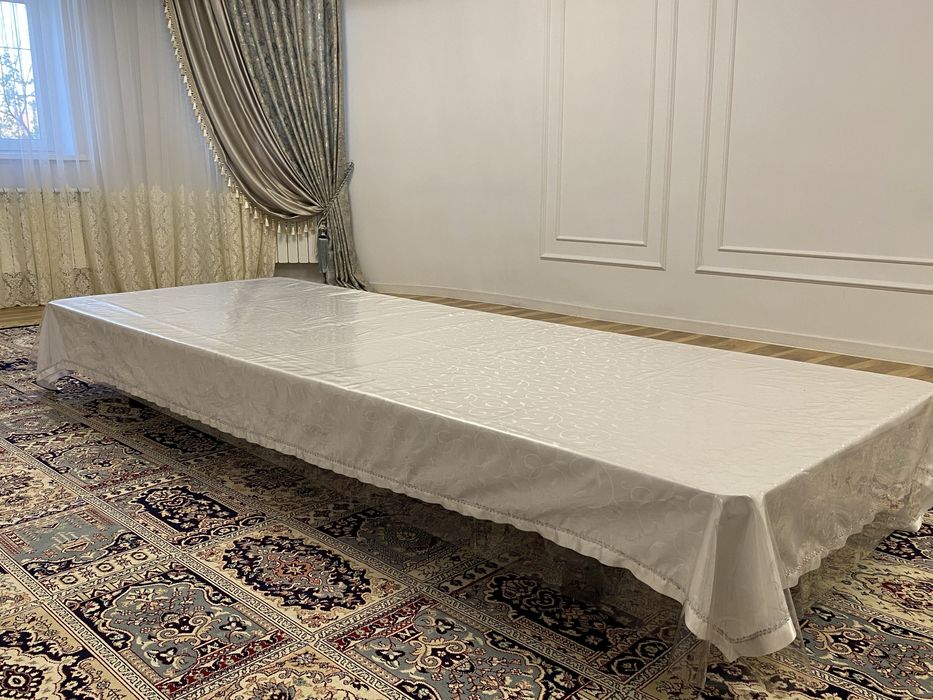 Стол с скатертью 2 штуки