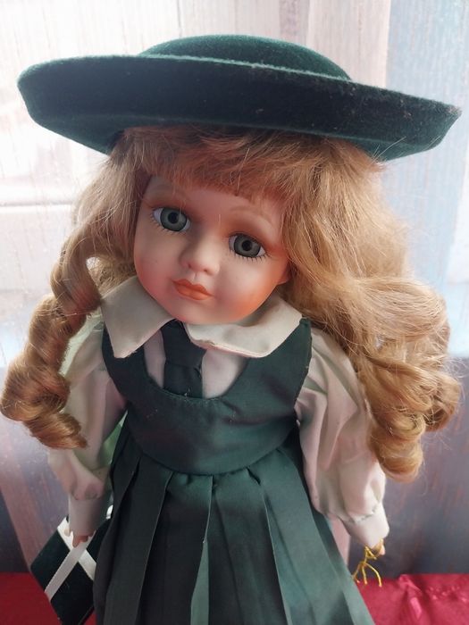 Păpușă din porțelan de colecție.