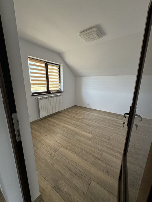 Se inchiriaza etajul 1 (4 camere) al unei cladiri cu parcare