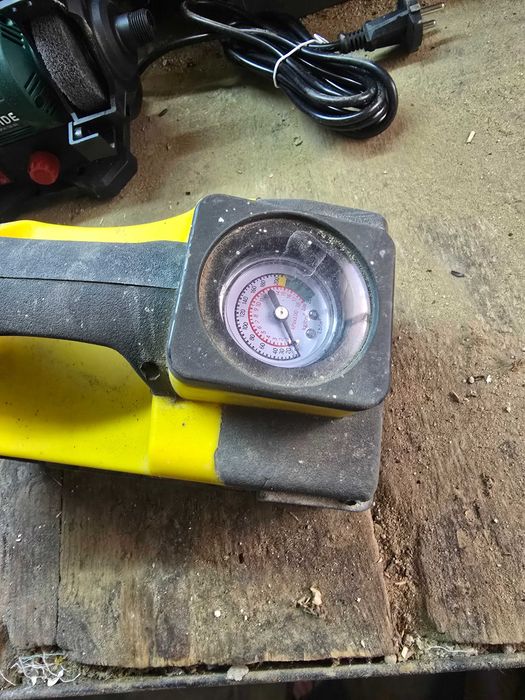 Продавам мини компресор за кола,караван,кемпер или джип.