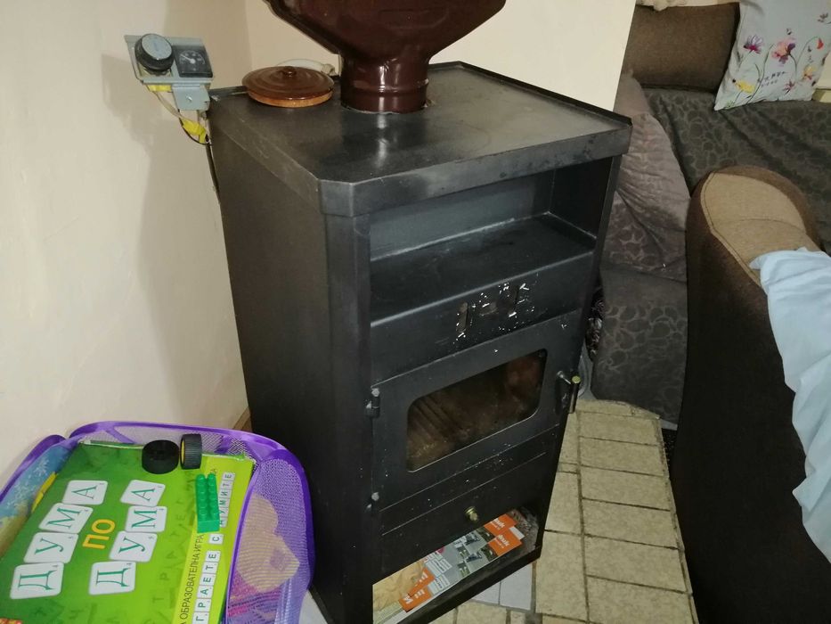 Камина с водна риза, водна помпа и регулируем термостат.