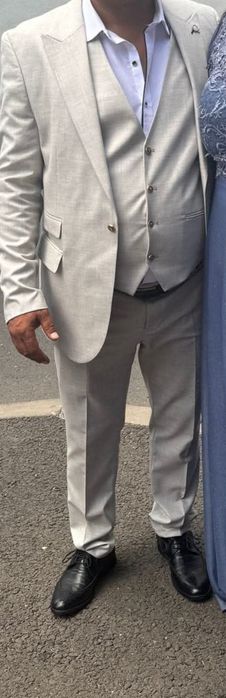Rochii lungi de ocazie și costum