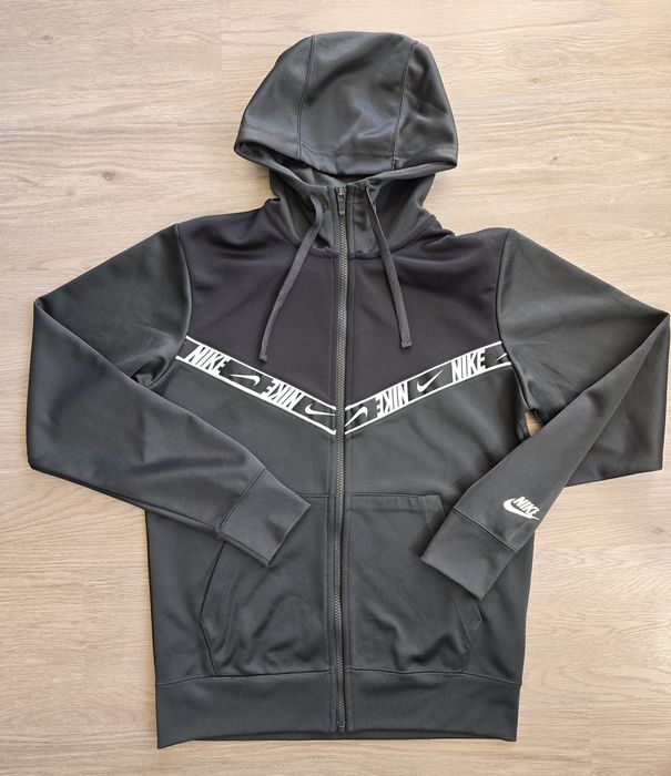 Nike худи обличано веднъж