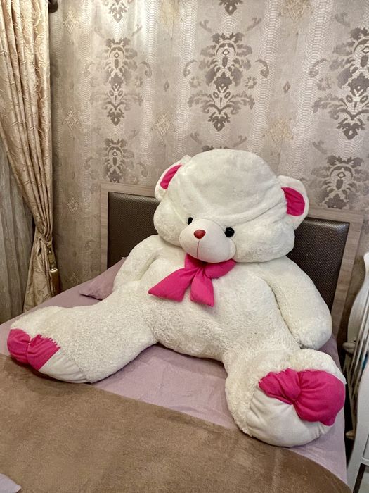 Плюшевый огромный медведь